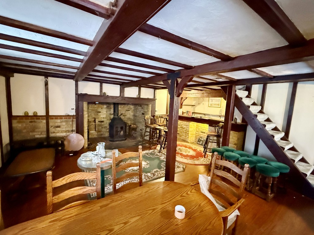 Lot: 103 - GRANARY AND OUTBUILDINGS ON APPROX 14 ACRES WITH FENCED PADDOCKS IN RURAL LOCATION - Living room